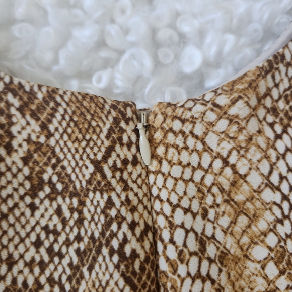 Aritzia Babaton Patricio Dress Wmn 4 Snake Python Print Short Sleeve Mini Shift - Picture 14 of 15